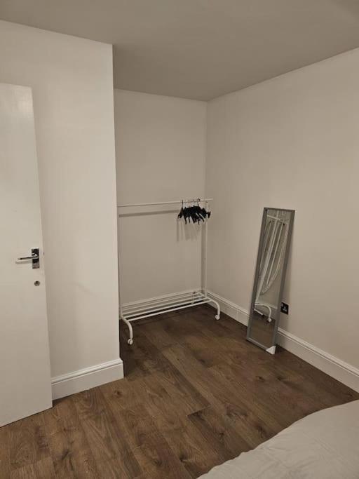 Beautiful Garden Flat Near Appartamento *