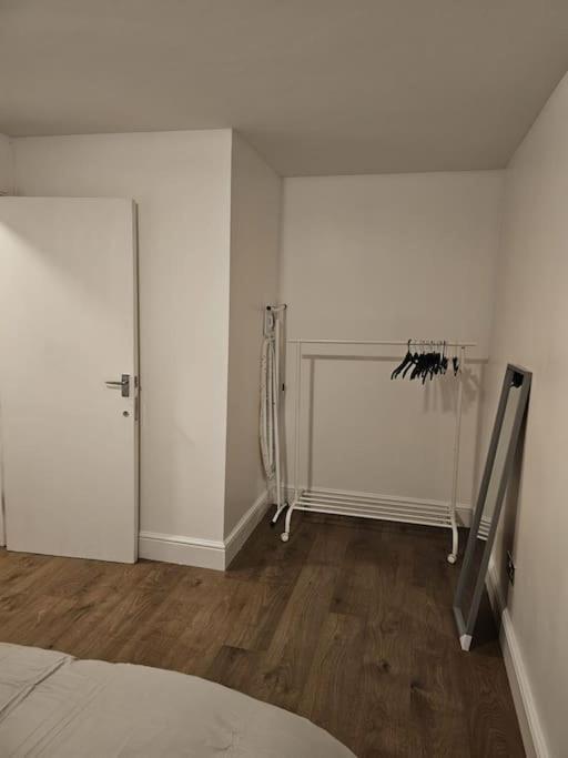 Beautiful Garden Flat Near * Лондон