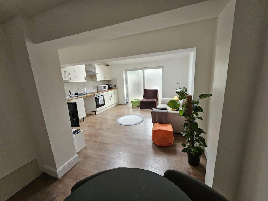 Апартаменты Beautiful Garden Flat Near