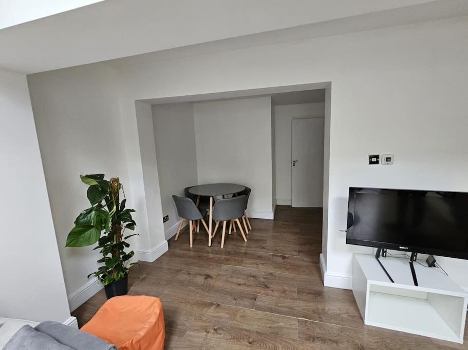 Beautiful Garden Flat Near * Лондон