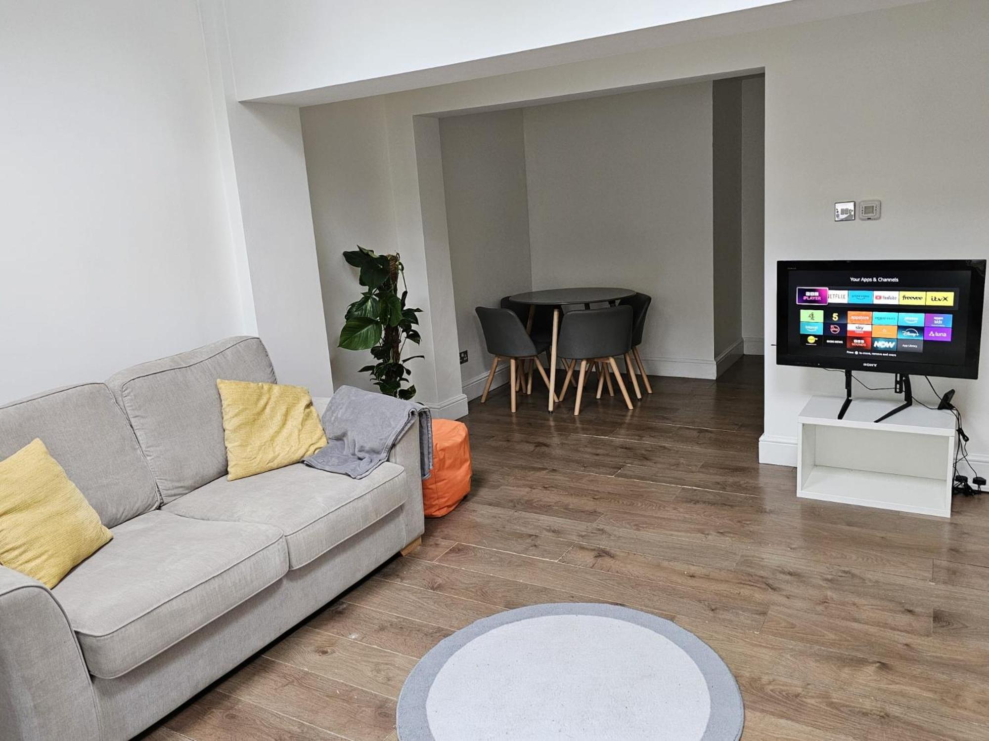 Апартаменты Beautiful Garden Flat Near